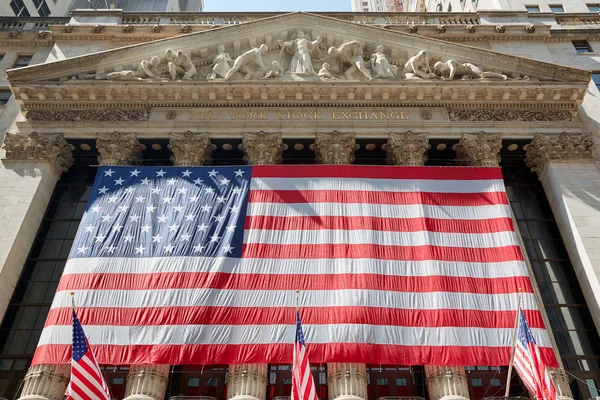 建物と大きな私たちフラグ、ニューヨークの金融街ウォール街証券取引所 — ストック写真