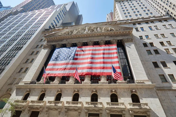 ウォール街証券取引所ニューヨークの低角度のビューを構築します。 — ストック写真