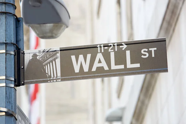 証券取引所、ニューヨークの金融街の近くの街灯とウォール街の記号 — ストック写真