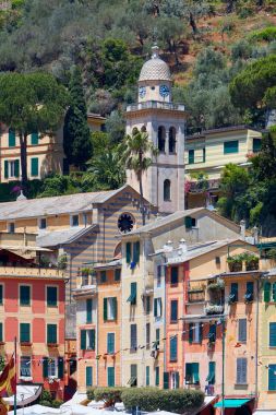 Renkli evleri ve Divo Martino kilise İtalya ile Portofino Köyü