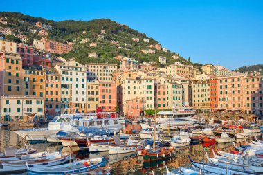 Camogli tipik İtalyan köy gün batımında, İtalya