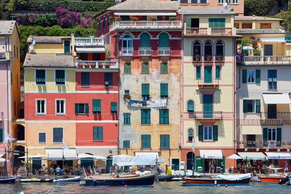 Portofino aldeia bonita típica com casas coloridas na Itália — Fotografia de Stock