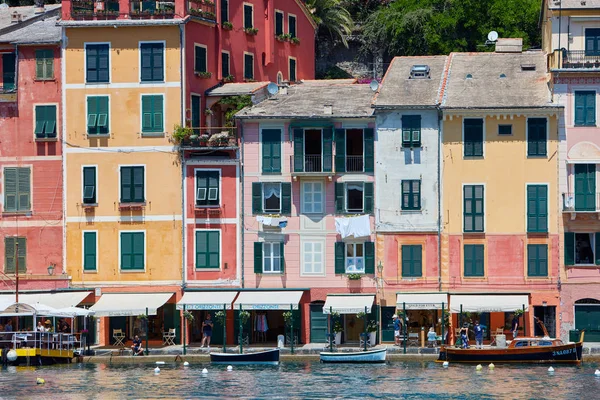 Portofino typisch italienisches Dorf mit bunten Häusern in Italien — Stockfoto