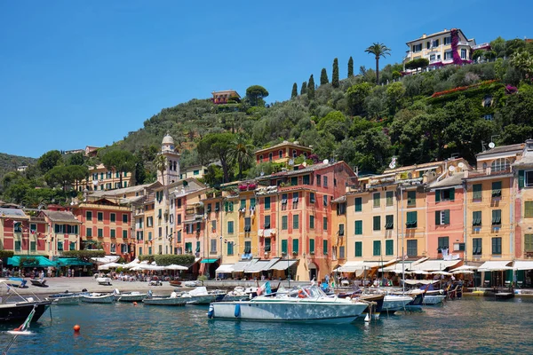 Portofino typisch schönes Dorf mit bunten Häusern und kleinem Hafen in Italien — Stockfoto