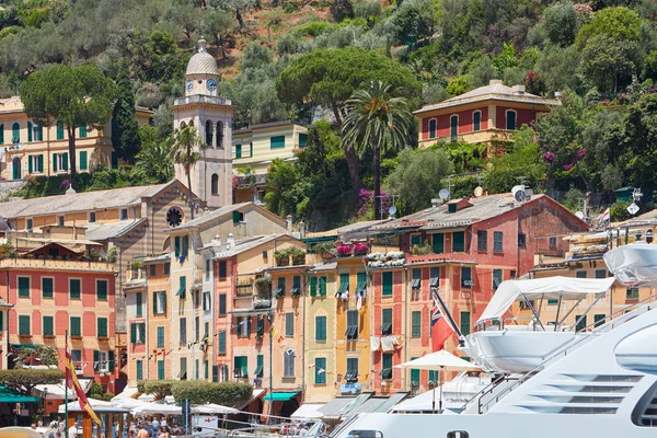 Portofino aldeia bonita típica com casas coloridas e torre de sino na Itália — Fotografia de Stock