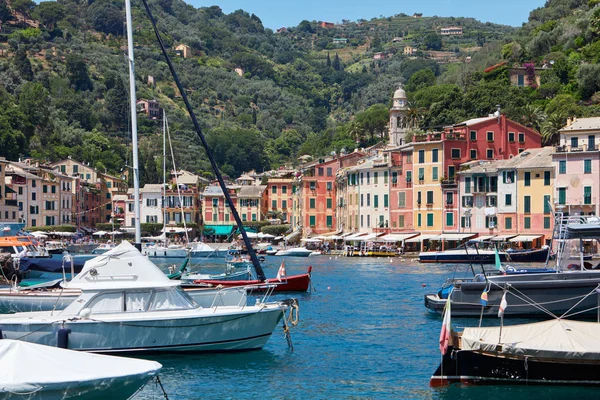 ポルトフィーノ、イタリアのリグーリア海岸の小さな港と典型的なイタリア村 — ストック写真