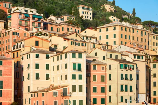 Camogli tipikus olasz faluban színes házak, Liguria — Stock Fotó