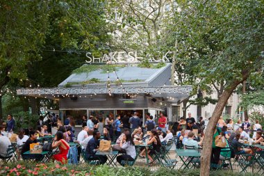 Shake Shack restoranda Madison Square pembe New York'ta insanlarla