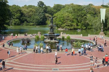 Bethesda çeşme New York'taki Central Park'ta terasından insanlar Manzaralı