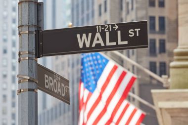Wall Street işaretiyle Stock Exchange yakınındaki bize bayrakları, New York finans bölgesi