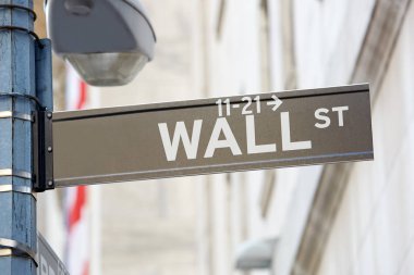 Wall Street işareti ile Menkul Kıymetler Borsası, New York finans bölgesine yakın sokak lambası
