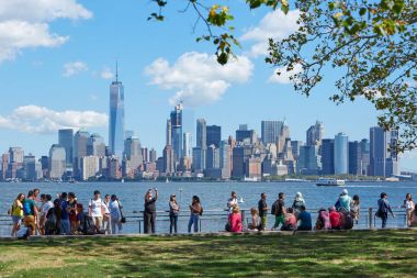 İnsanlar ve selfies çekim ve New York şehir manzarası güneşli bir günde arıyor turistler