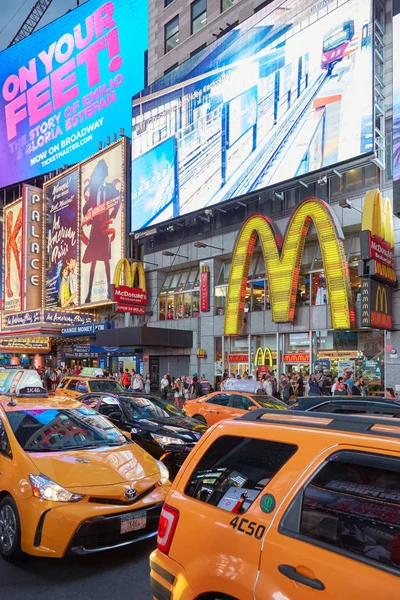 Таймс-сквер показувати рекламні щити і відео-стіну з людьми в Нью-Йорку — стокове фото