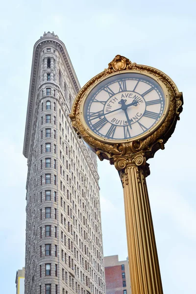 Flatiron a páté Avenue budování zlaté hodiny v New Yorku — Stock fotografie