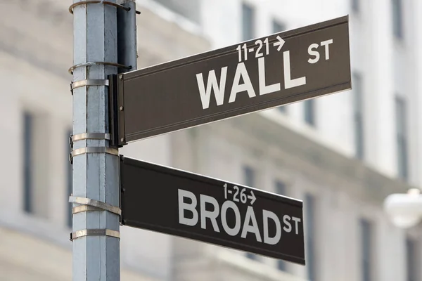 証券取引所、ニューヨークの金融街の近くのウォール ・ ストリートとブロード ・ ストリートの角記号 — ストック写真