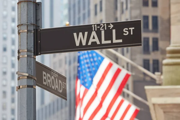 ウォール街証券取引所近くと記号私たちフラグ、ニューヨークの金融街 — ストック写真