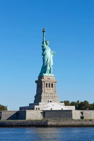 Estatua de la Libertad y la Isla de la Libertad en un día soleado en Nueva York —  Fotos de Stock