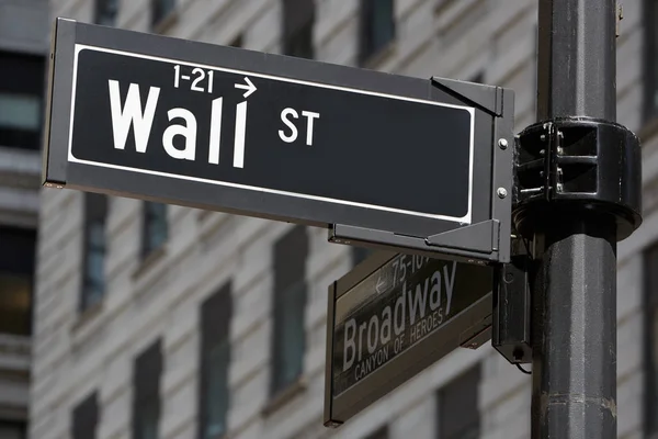 ウォール街とブロードウェイ サインと証券取引所、ニューヨークの金融街の近く — ストック写真