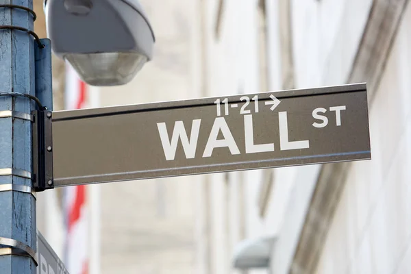 証券取引所、ニューヨークの金融街の近くの街灯とウォール街の記号 — ストック写真
