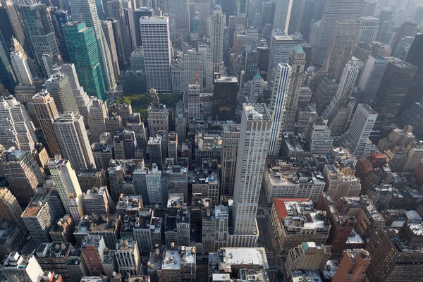 Gökdelenlerin çatı üstleri ile New York'un Manhattan skyline havadan görünümü