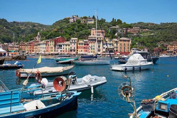 Portofino typisch schönes Dorf mit bunten Häusern und Fischerbooten in Italien — Stockfoto