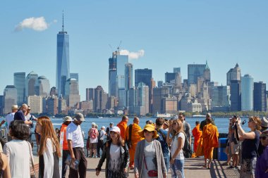 İnsanlar ve fotoğraf çekimi ve New York şehir manzarası arayan turist 