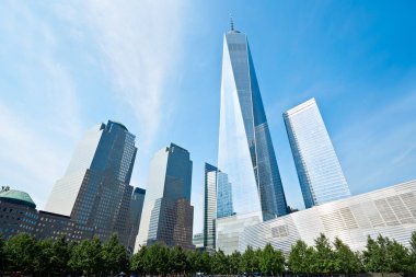 Cam binalar New York'ta çevrili bir Dünya Ticaret Merkezi gökdelen