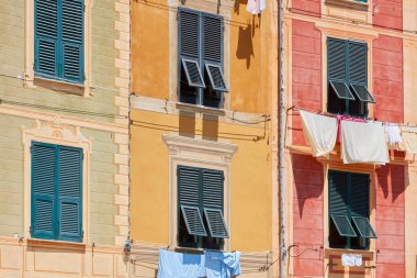 Giysi kurutma ile Portofino tipik renkli evler İtalya