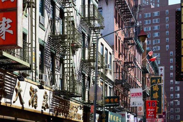 Chinatown street, shadows on building facades in New York — Stock Photo, Image