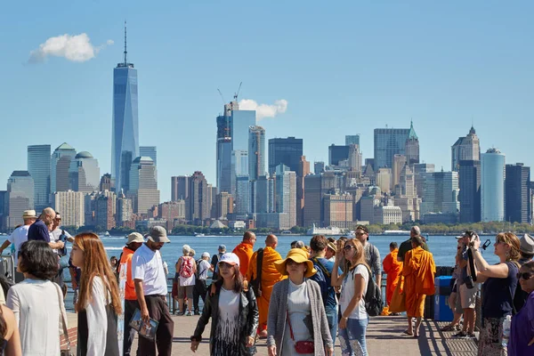 Personas y turistas tomando fotos y mirando el horizonte de la ciudad de Nueva York —  Fotos de Stock