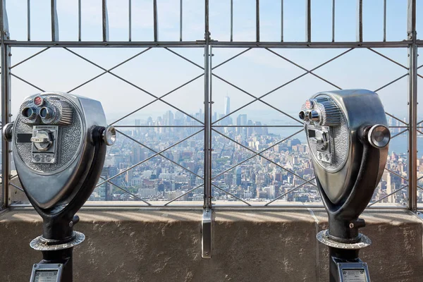 Empire State Building taras widokowy z dwóch lornetki w Nowym Jorku — Zdjęcie stockowe
