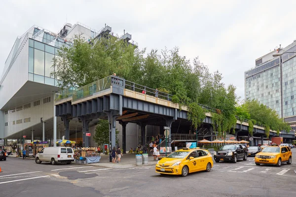 High Line med träd och vegetation utsikt från gatan i New York — Stockfoto