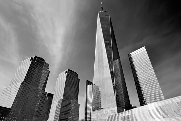 Jeden wieżowiec World Trade Center, otoczony budynkami szkła — Zdjęcie stockowe