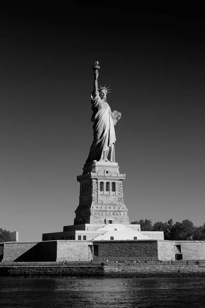 Estatua de la Libertad y la Isla de la Libertad en un día soleado, Nueva York —  Fotos de Stock