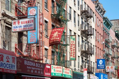 Çin Mahallesi sokak işaretleri cepheler güneşli bir günde New York'ta bina ile