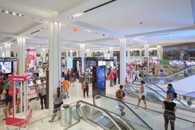 New York'ta Yürüyen merdivenler ile Macy's mağazası iç, kozmetik alanı