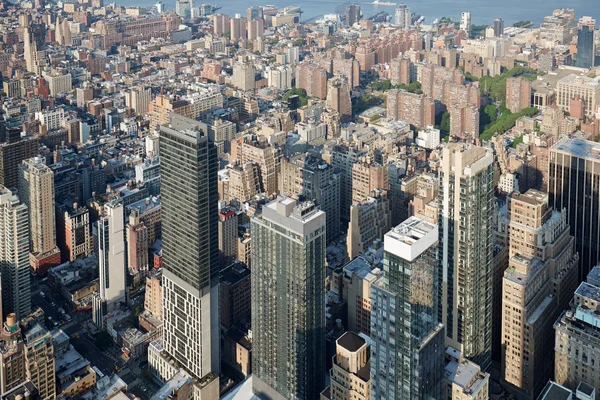 Vista aérea del horizonte del centro de Nueva York con rascacielos a la luz del sol — Foto de Stock