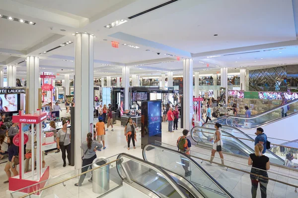 Macy department store interior, area kosmetik dengan eskalator di New York — Stok Foto