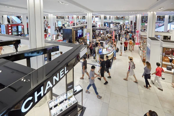 Interior de los grandes almacenes Macy 's, área de cosméticos con tienda Chanel en Nueva York —  Fotos de Stock