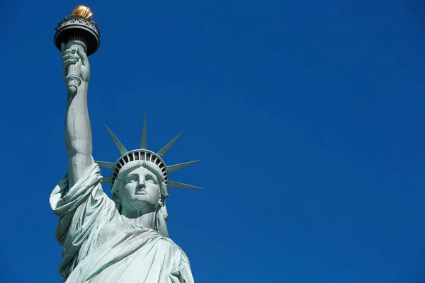 Statua della Libertà parte superiore con spazio vuoto cielo blu — Foto Stock