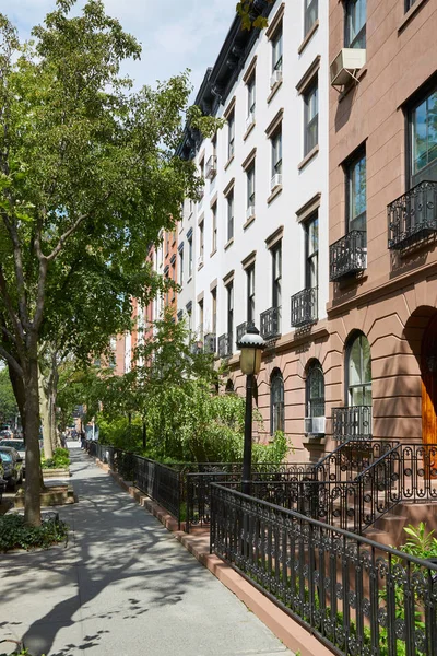 Bâtiments de maisons de ville à New York par une journée ensoleillée — Photo