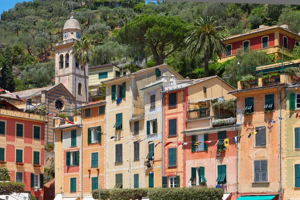 Portofino typisk by med färgglada hus och kyrkan i Italien — Stockfoto