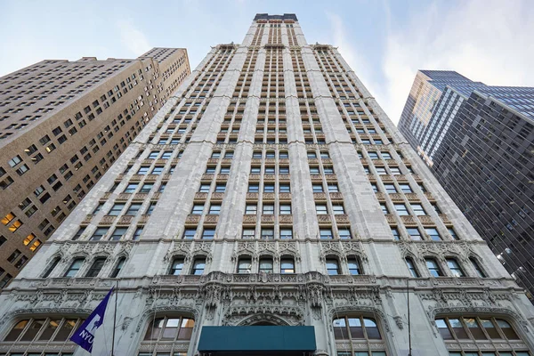 New York'ta Woolworth Binası gökdelen düşük açılı görünüş