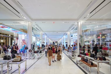 Macy's mağazası iç, çanta ve aksesuarları alan New York