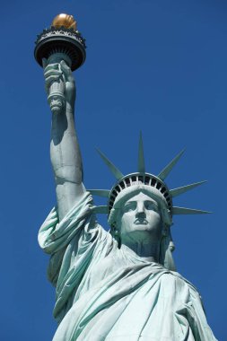 Özgürlük heykeli yakın çekim güneşli bir günde New York'ta