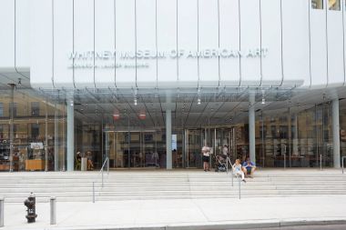 Whitney Museum of American Art cephesi ile New York'ta insanlar