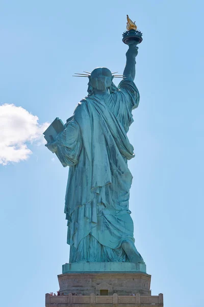 Statua della Libertà vista posteriore a New York in una giornata di sole — Foto Stock