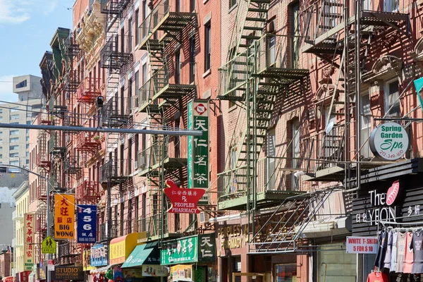 Çin Mahallesi cadde ve merdiven ve güneşli bir gün, New York işaretleri bina