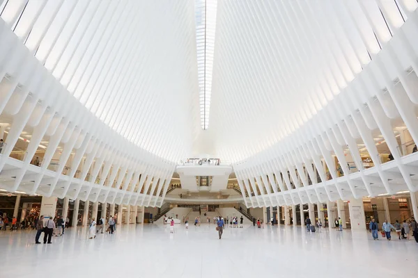 Oculus inredning vit World Trade Center Station med människor, New York — Stockfoto