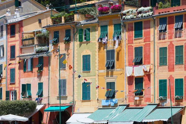 Portofino aldeia bonita típica com edifícios coloridos na Itália — Fotografia de Stock